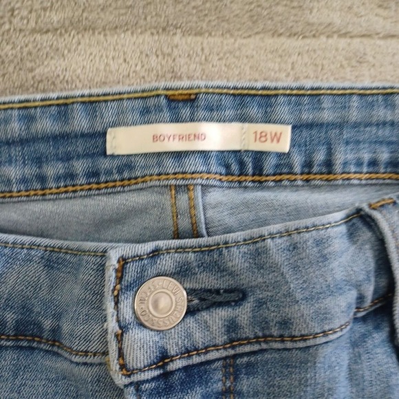 Levis‎ Boyfriend Jeans 18W Light Wash Busted Knee Straight Leg Classic Casual - Picture 3 of 8